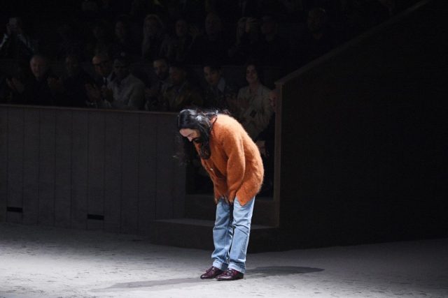 Alessandro Michele al termine dello show Gucci fall/winter 2020. Foto Getty.